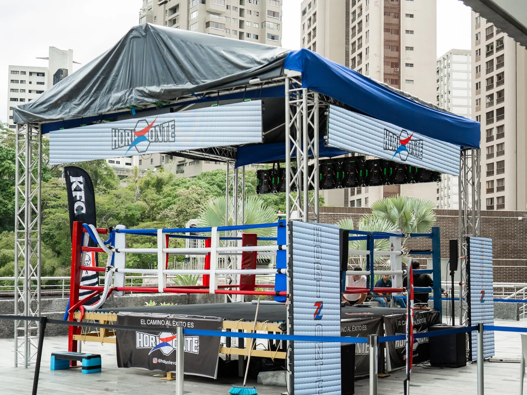 El ring montado en la terraza del C.C. Líder antes de la segunda jornada