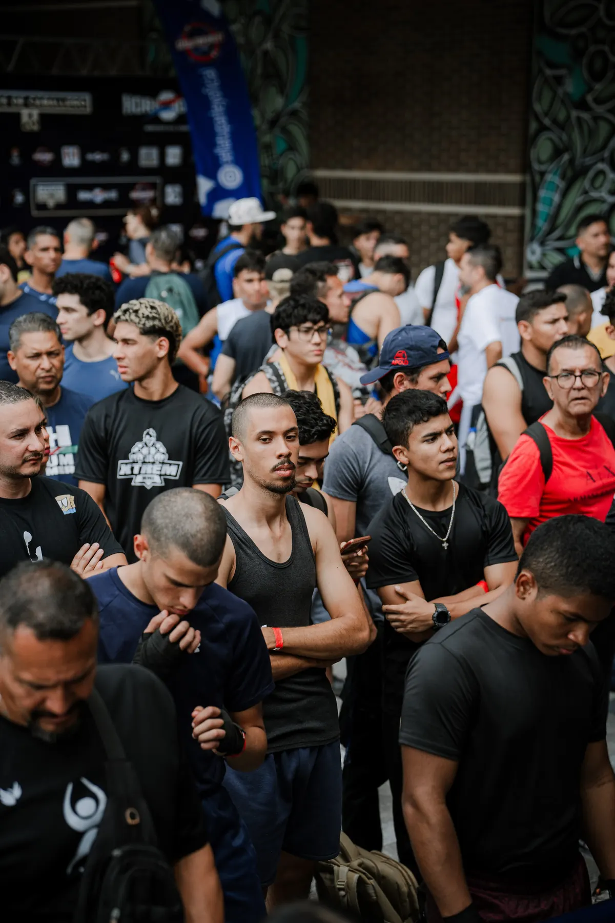 Decenas de peleadores esperando su turno en la segunda jornada