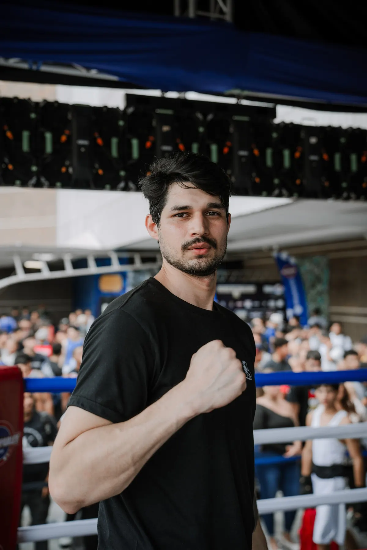 Arturo Torrealba con el puño en el pecho frente al ring de la segunda jornada