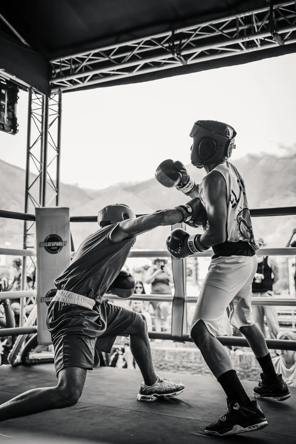 Foto en blanco y negro de un boxeador esquivando un golpe