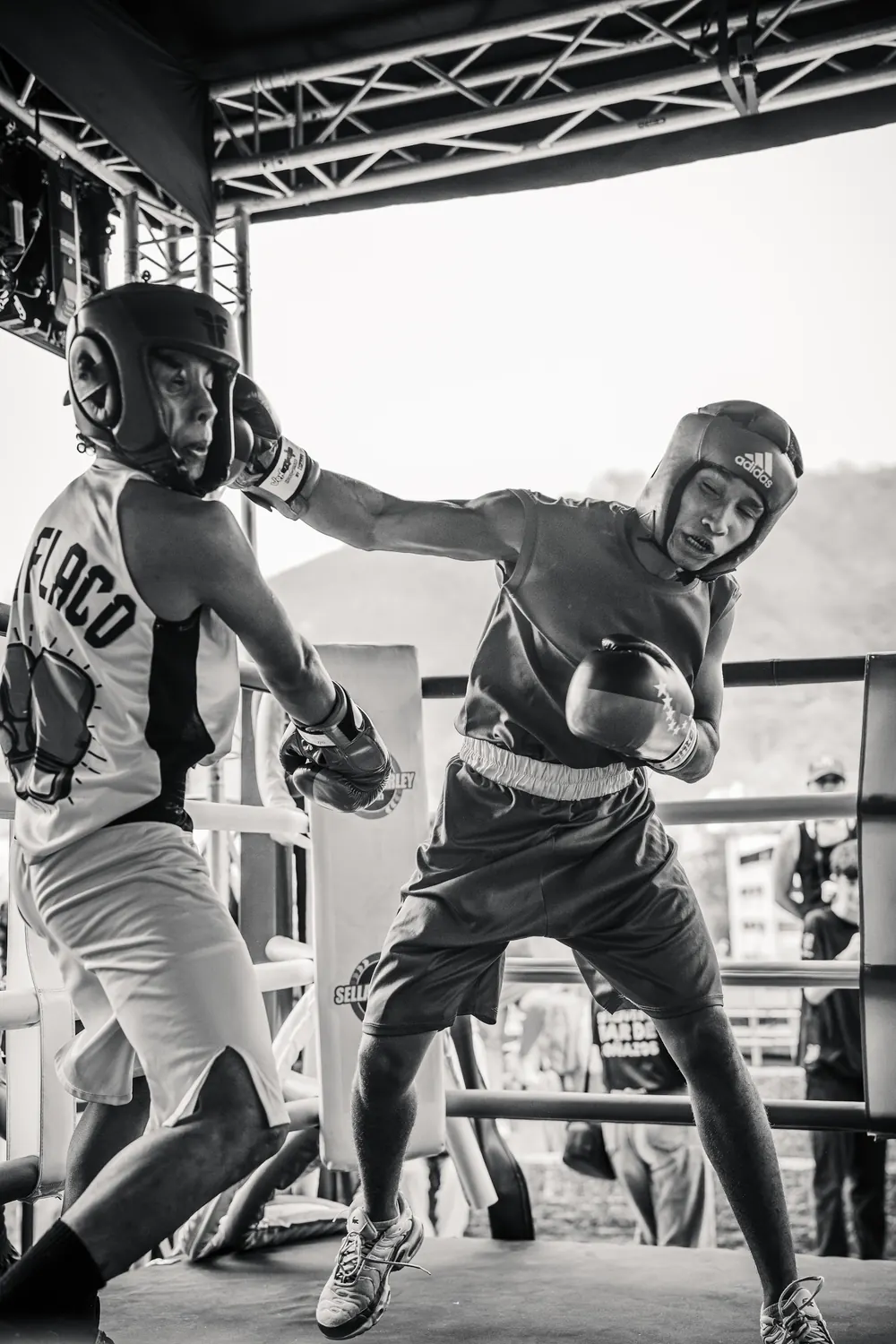 Foto en blanco y negro de un golpe al rostro