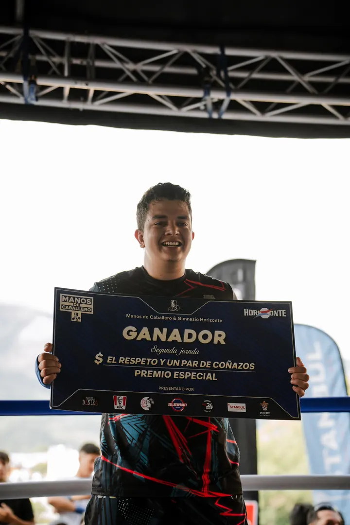 Ganador de la segunda jornada con su cheque de premio