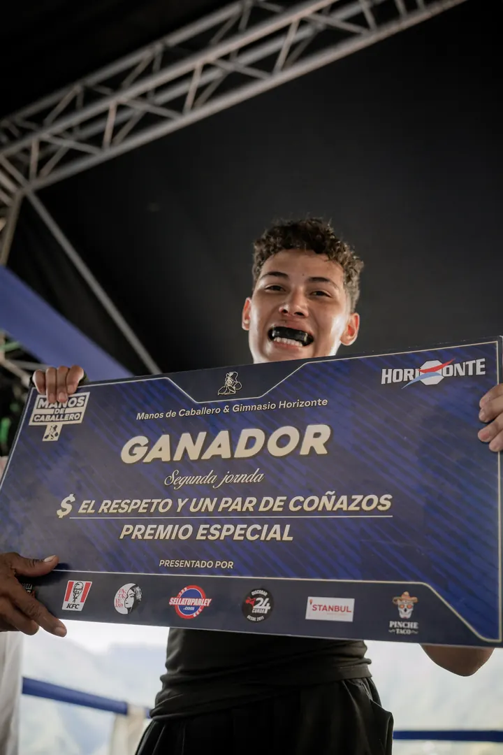 Ganador de la segunda jornada con su cheque de premio