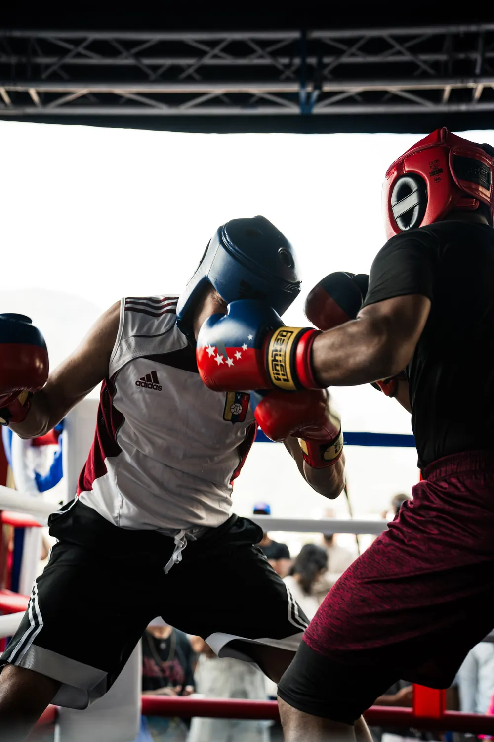 Un golpe conecta en el centro del ring
