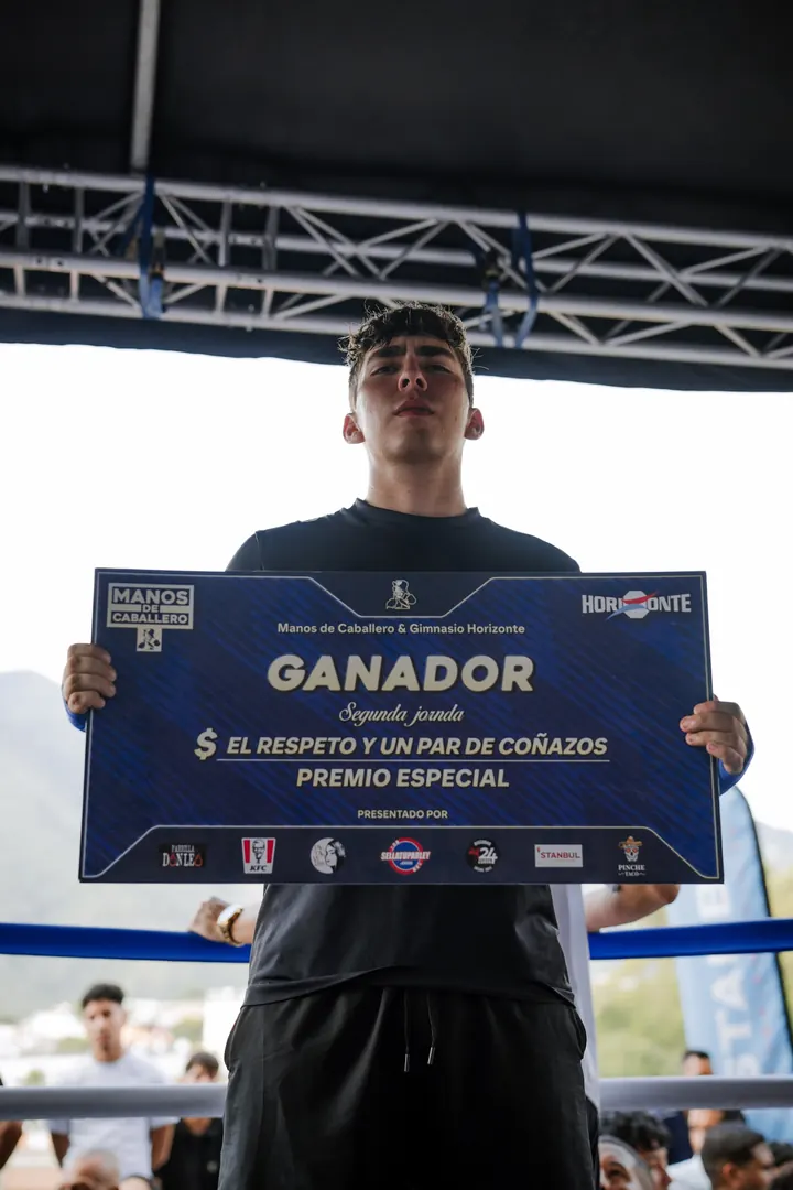 Ganador de la segunda jornada con su cheque de premio