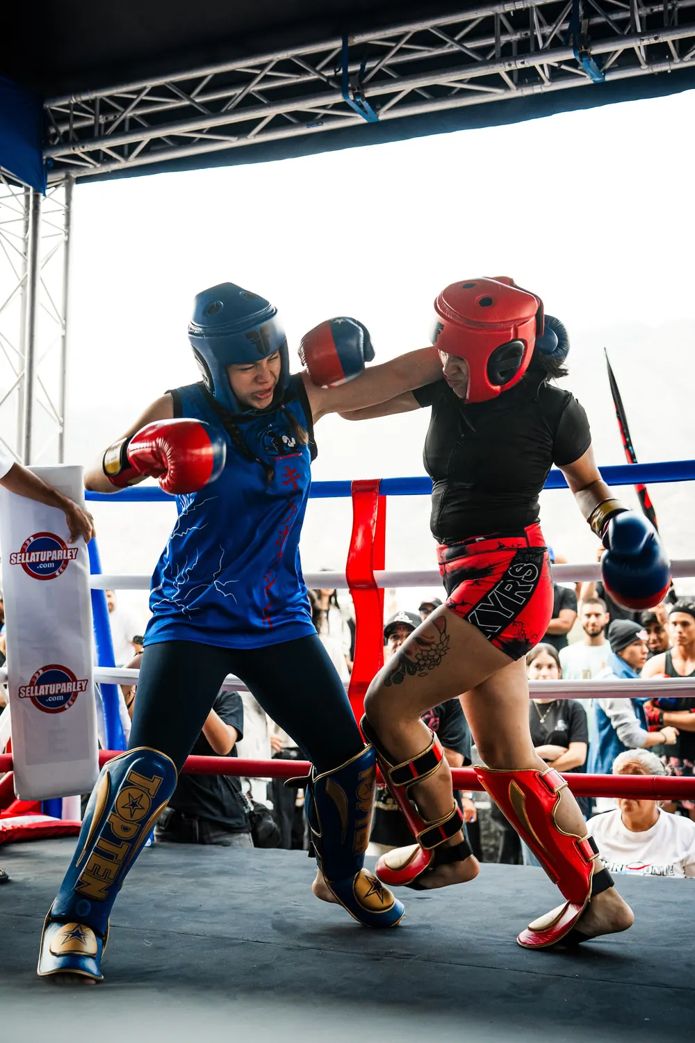 Intercambio de golpes en kickboxing frente al público