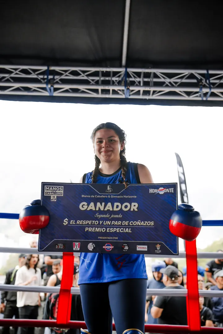 Ganador de la segunda jornada con su cheque de premio