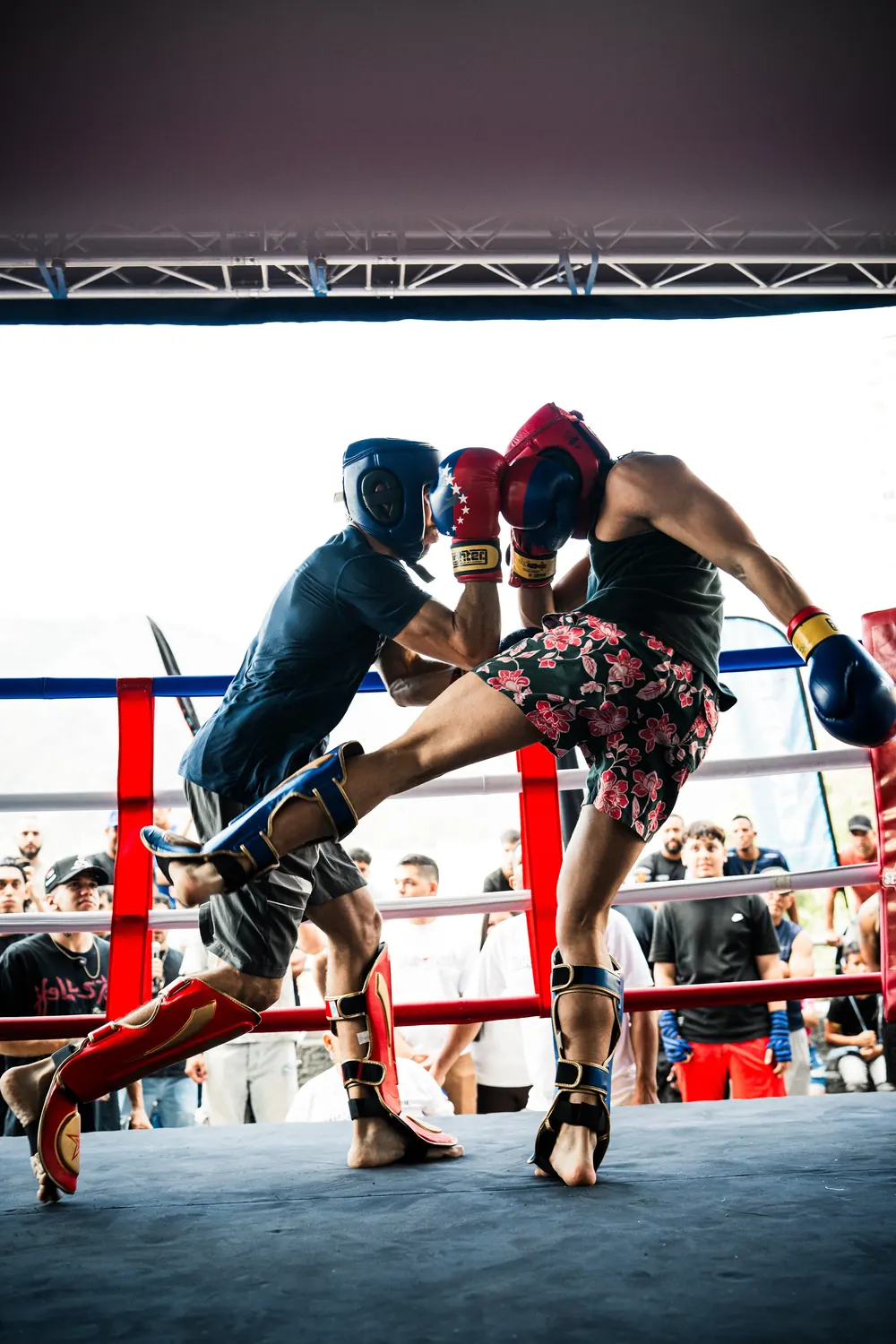 Patada baja en kickboxing con el Ávila de fondo