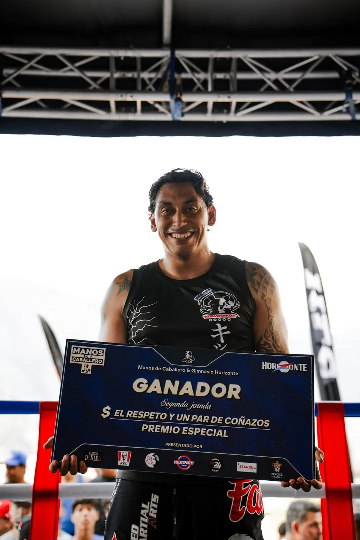 Ganador de la segunda jornada con su cheque de premio