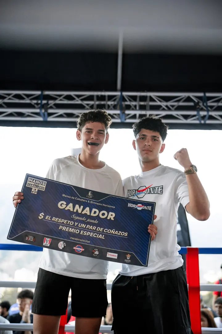 Ganador de la segunda jornada con su cheque de premio